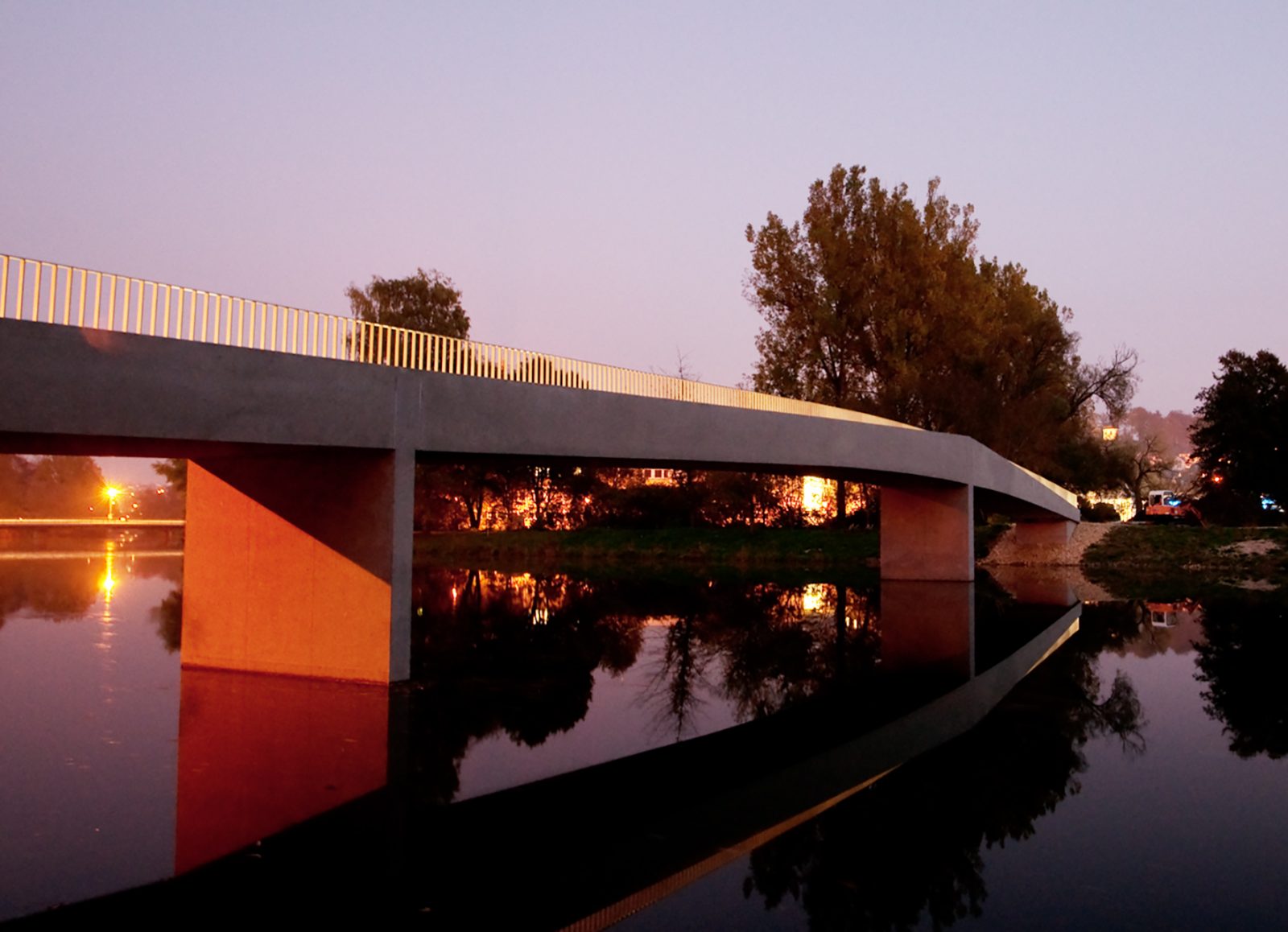 Neubau der Geh-und Radwegbrücke über die Donau, beim Bootshaus