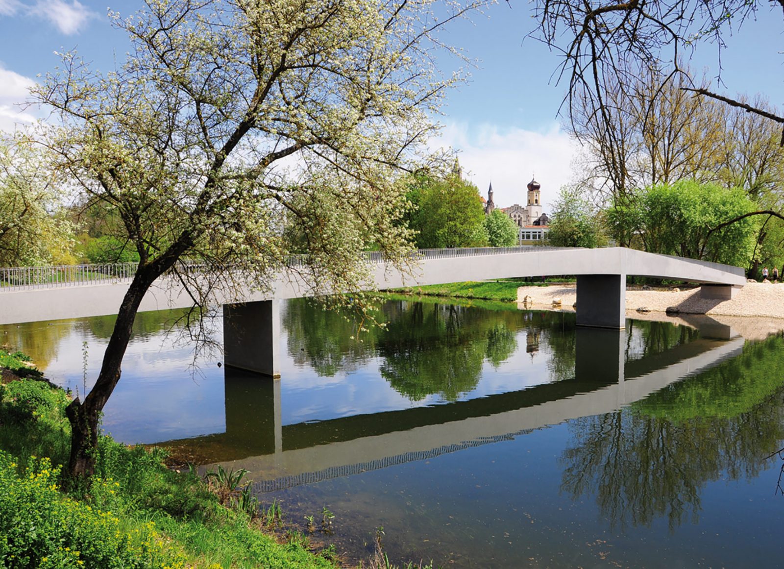 Neubau der Geh-und Radwegbrücke über die Donau, beim Bootshaus