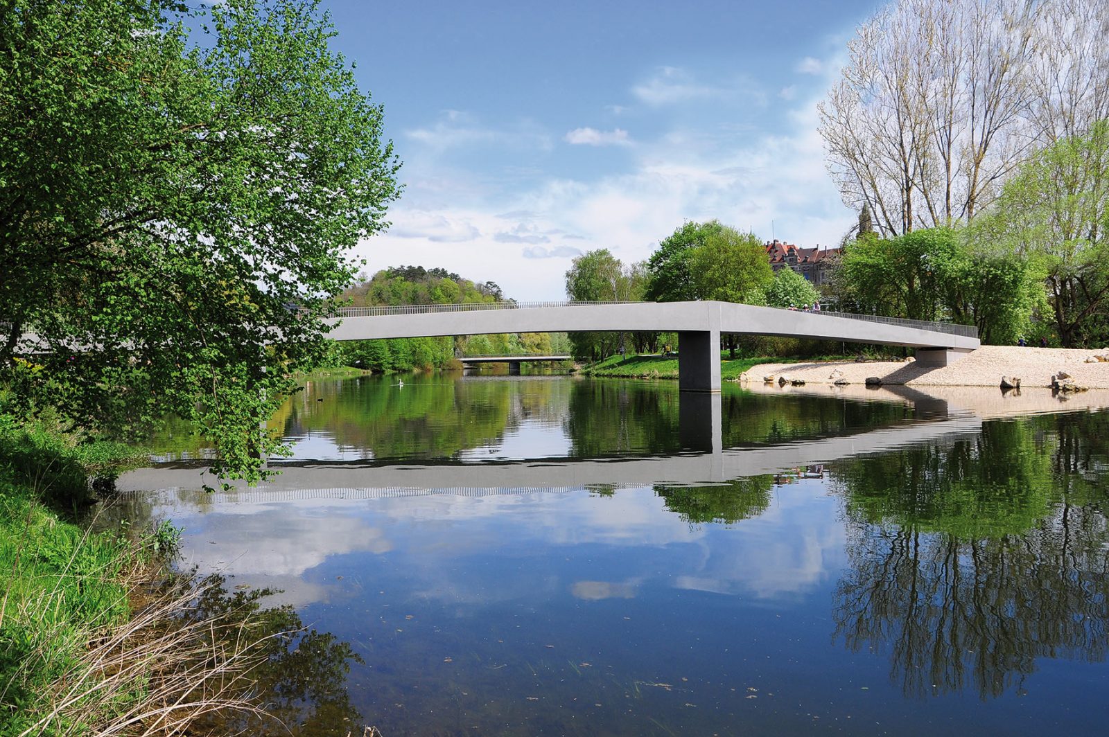 Neubau der Geh-und Radwegbrücke über die Donau, beim Bootshaus