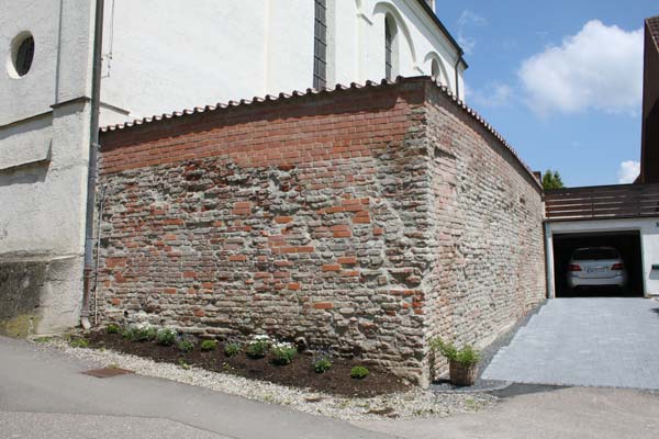 Kath. Pfarrkirche Mariä Verkündigung in Wullenstetten, Stützmauer